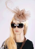 Champagnekleurige Christina dameshoed op diadeem